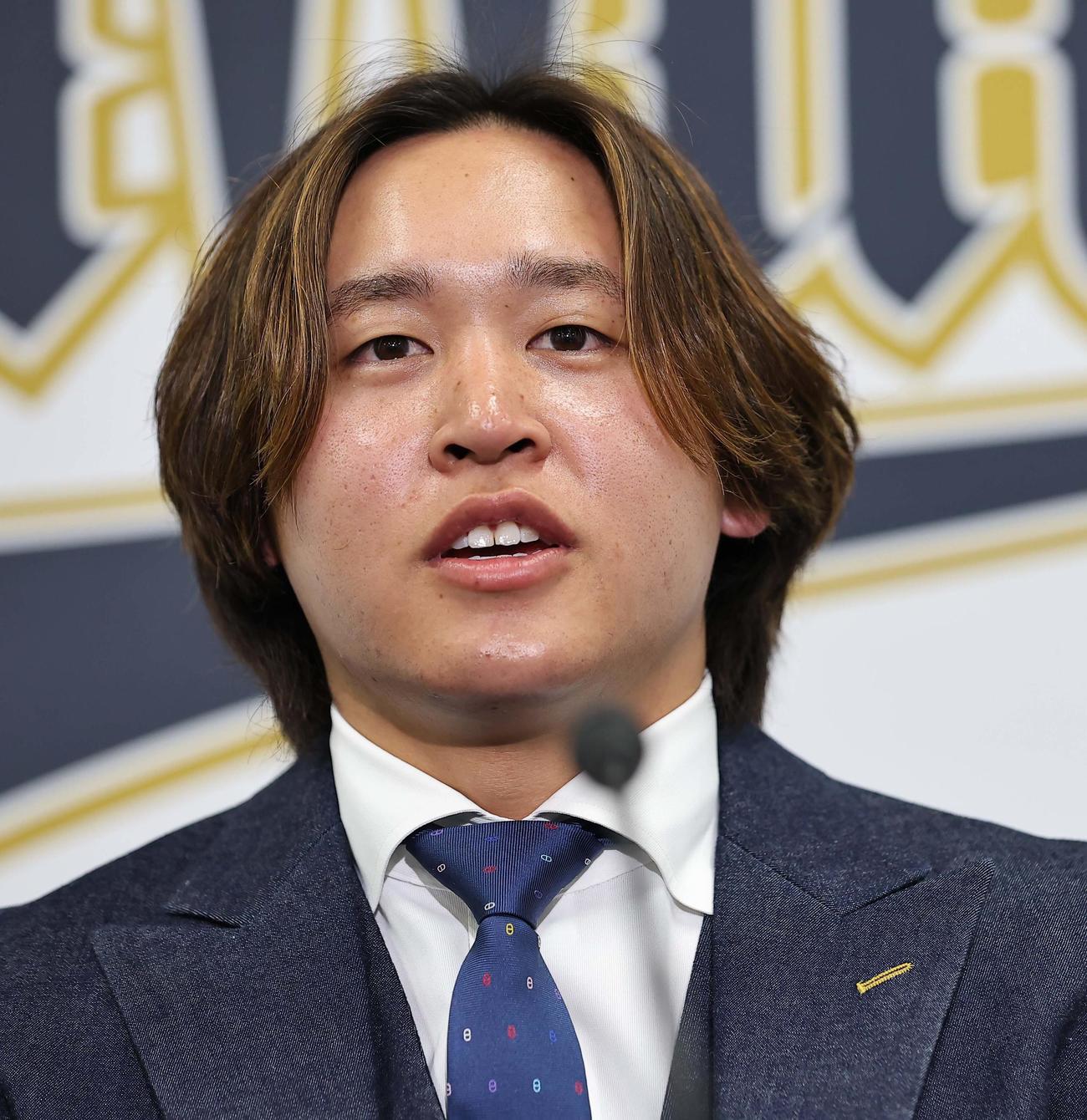 契約更改を終えた宮城は会見で記者の質問に答える（撮影・上田博志）