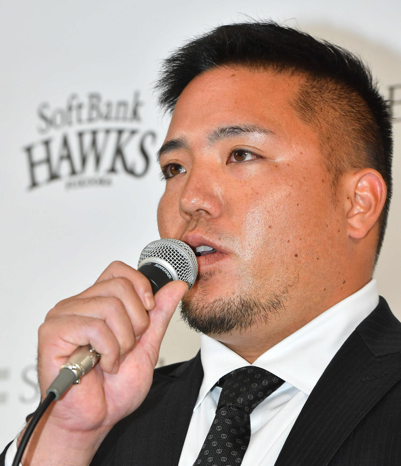 ソフトバンクへの入団会見を行う山川（撮影・岩下翔太）