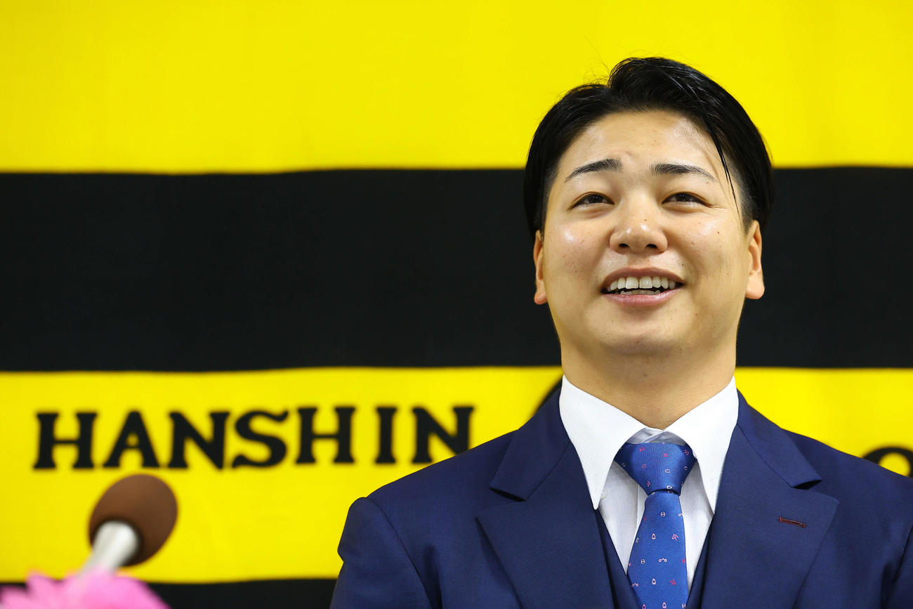 現役ドラフトで阪神に入団し、笑顔で記者会見する漆原（撮影・藤尾明華）