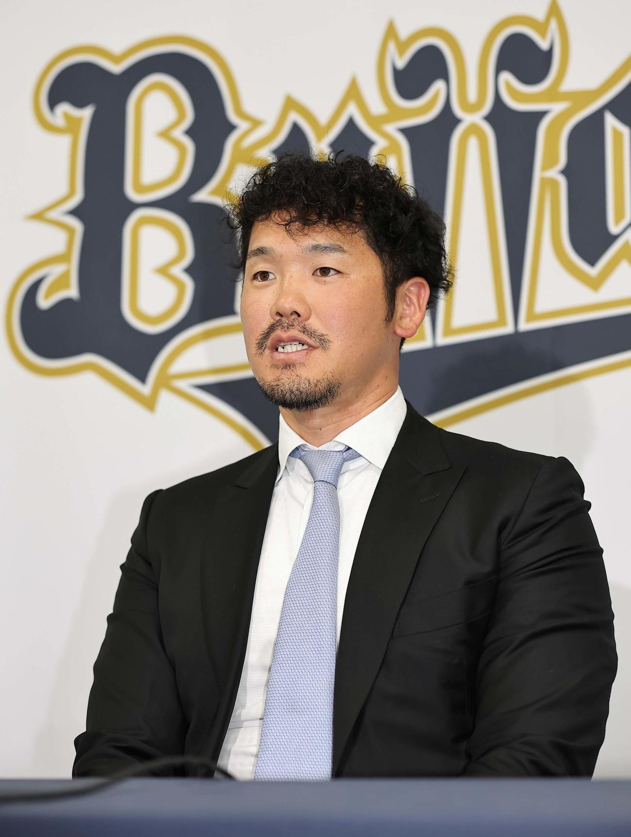 契約更改を終えたT－岡田は記者の質問に答える（撮影・上田博志）