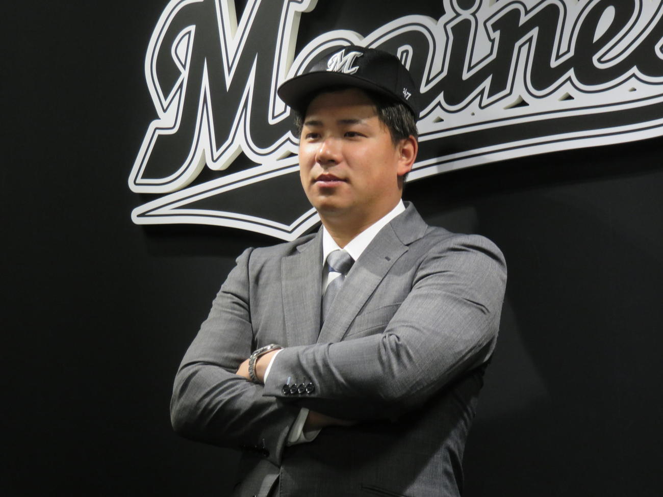 入団会見を行ったロッテ愛斗は腕を組んでポーズ