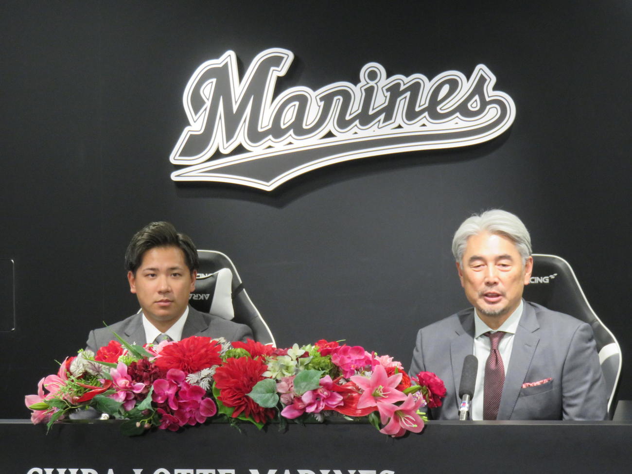 入団会見に臨むロッテ愛斗（左）と吉井監督