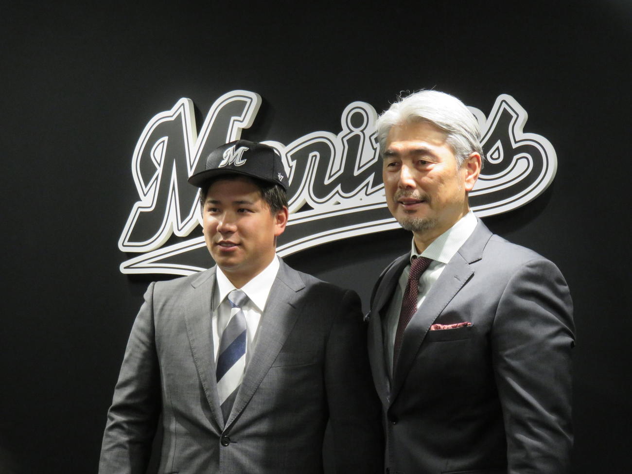 入団会見を行ったロッテ愛斗（左）と吉井監督