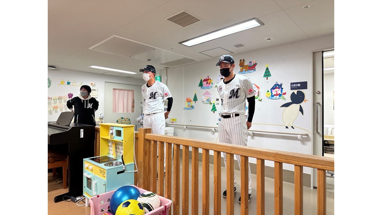 千葉大学医学部付属病院を訪問したロッテ田中晴（中央）と種市（右）