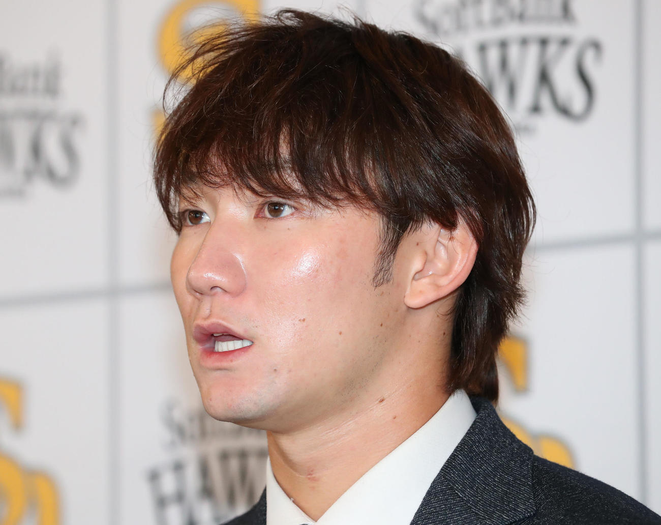契約更改を終えた正木は会見で話をする（撮影・梅根麻紀）