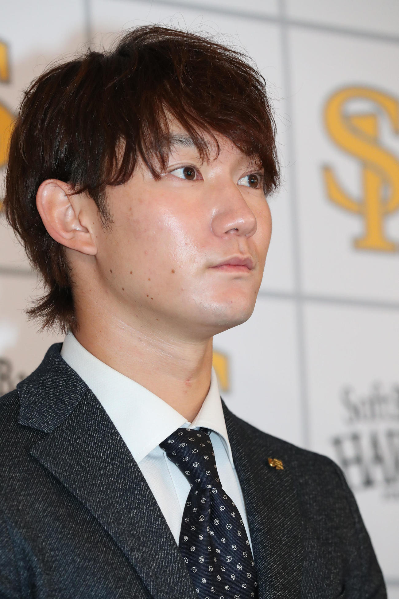 契約更改を終えた正木は会見で話をする（撮影・梅根麻紀）