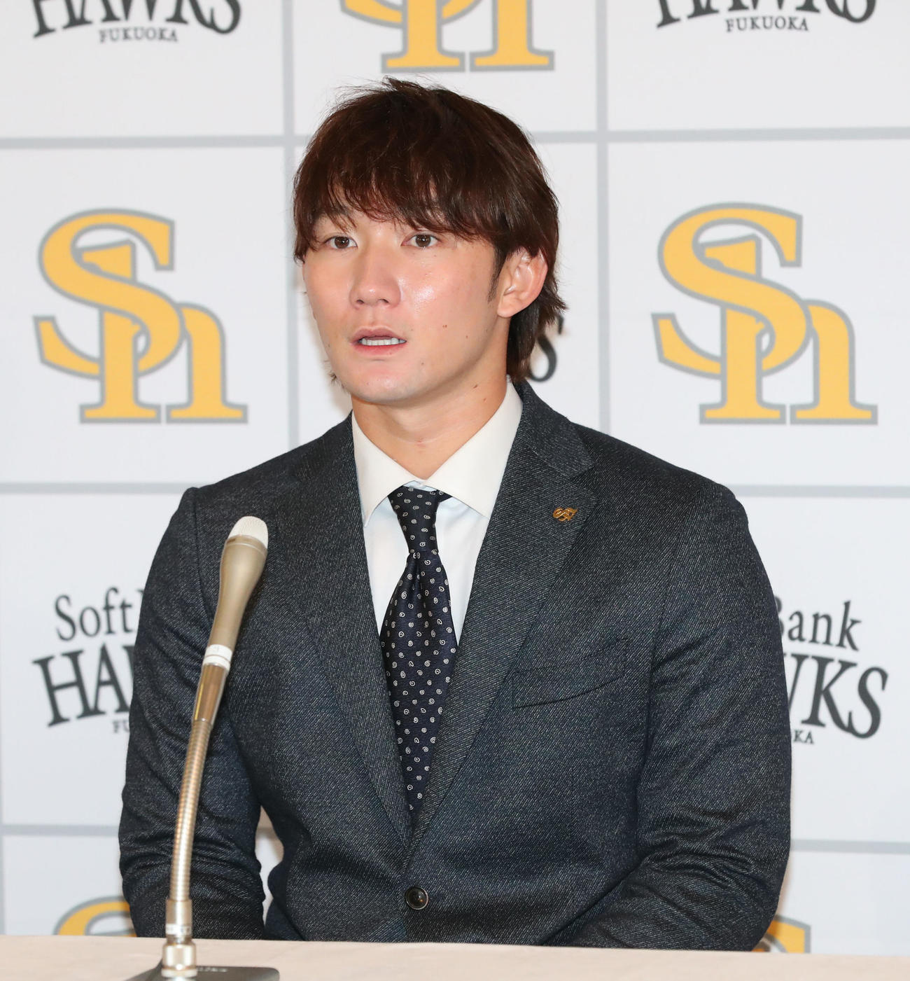 契約更改を終えた正木は会見で話をする（撮影・梅根麻紀）