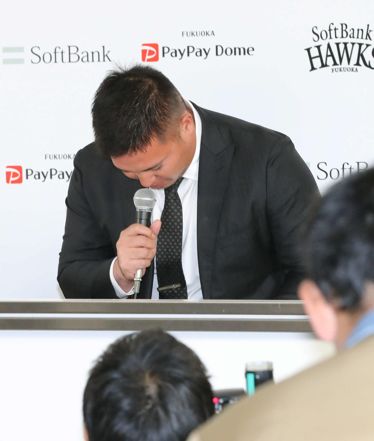 ソフトバンク入団会見で頭を下げる山川（撮影・梅根麻紀）