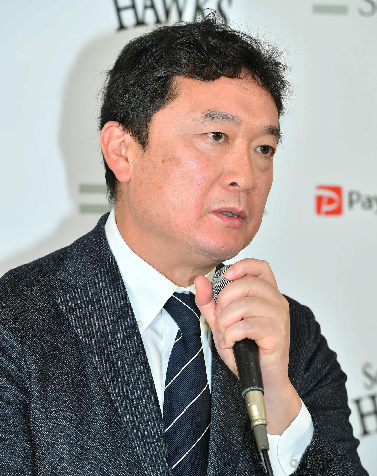 山川のソフトバンク入団会見で話す三笠GM（撮影・岩下翔太）