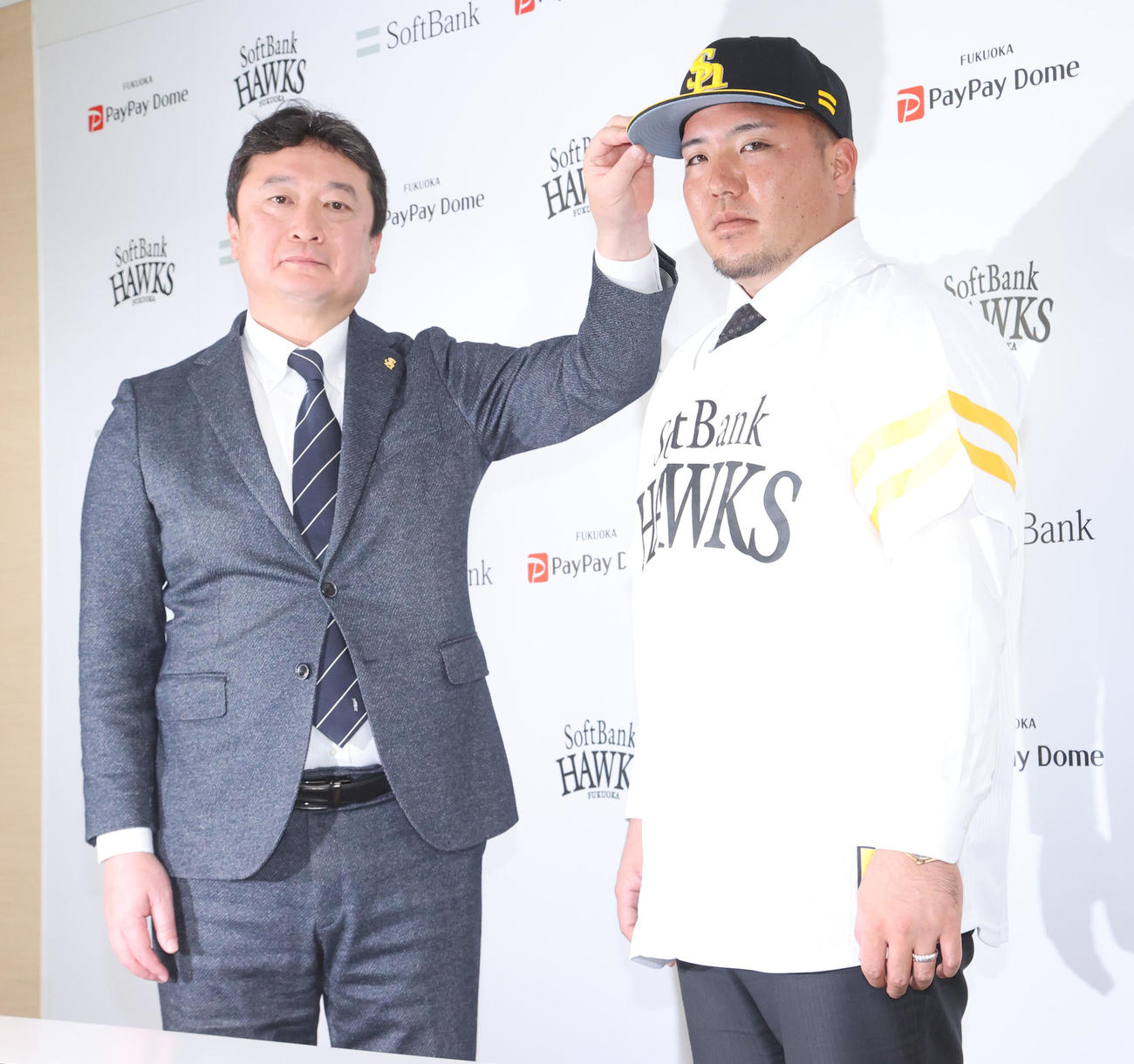 会見を終えユニホームを着用する山川、左は三笠GM（撮影・梅根麻紀）