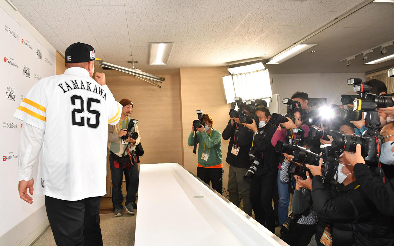 ソフトバンクへの入団会見を行い、背番号25のユニホームを着る山川（撮影・岩下翔太）