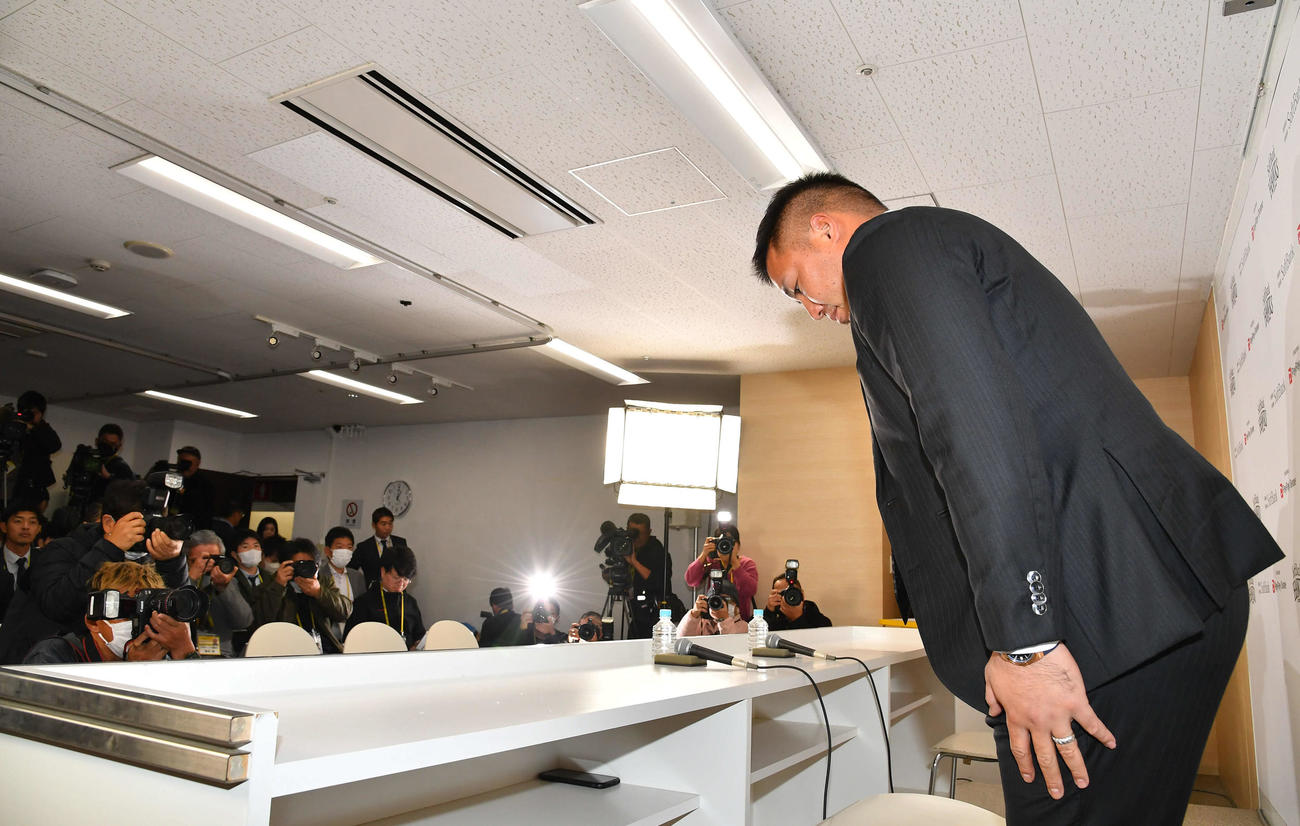 ソフトバンクの入団会見場に入り、一礼する山川（撮影・岩下翔太）