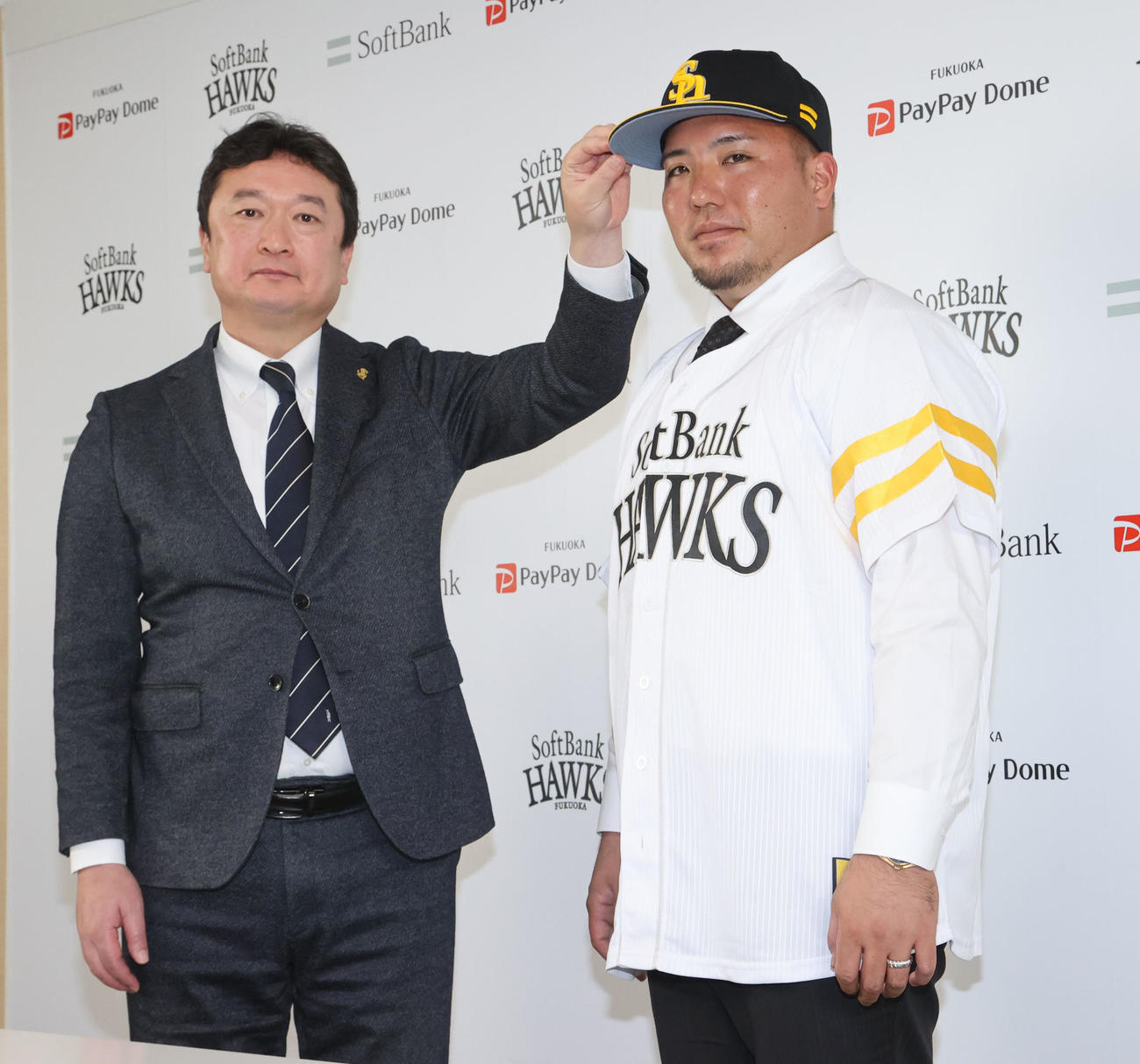 会見を終えユニホームを着用する山川、左は三笠GM（撮影・梅根麻紀）