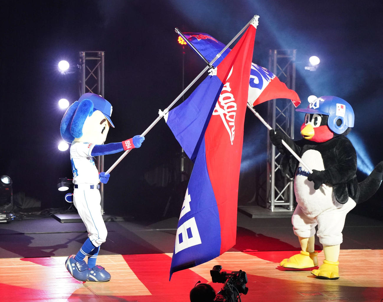 名古屋公演のステージで球団旗を手に会場を盛り上げる（左から）ドアラとつば九郎（撮影・森本幸一）