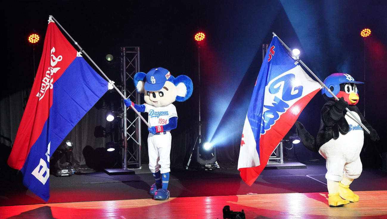 名古屋公演のステージ中央から球団旗を手に登場する（左から）ドアラとつば九郎（撮影・森本幸一）
