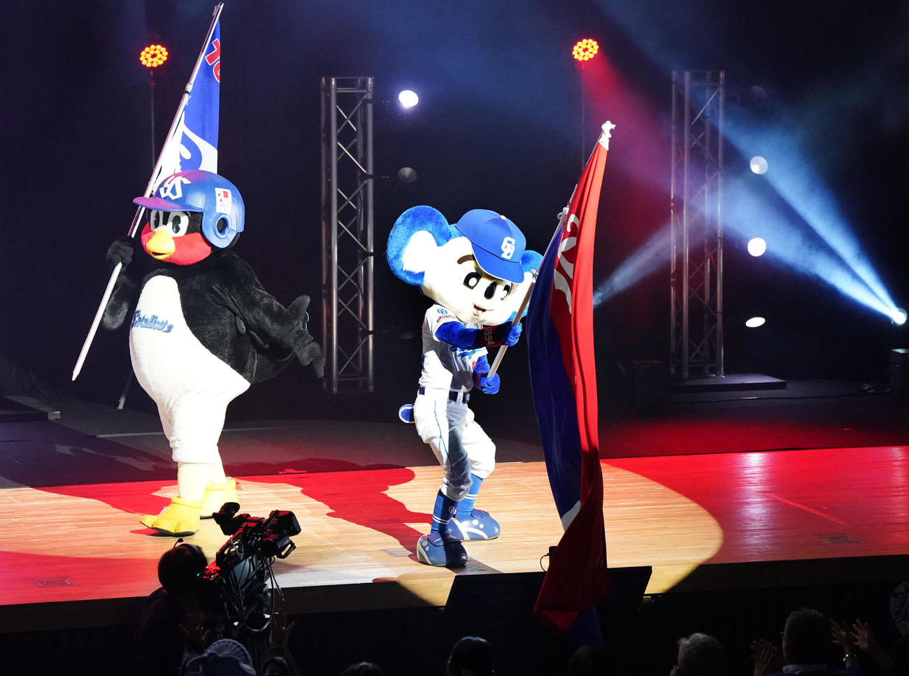 名古屋公演のステージで球団旗を手に会場を盛り上げる（左から）つば九郎とドアラ（撮影・森本幸一）