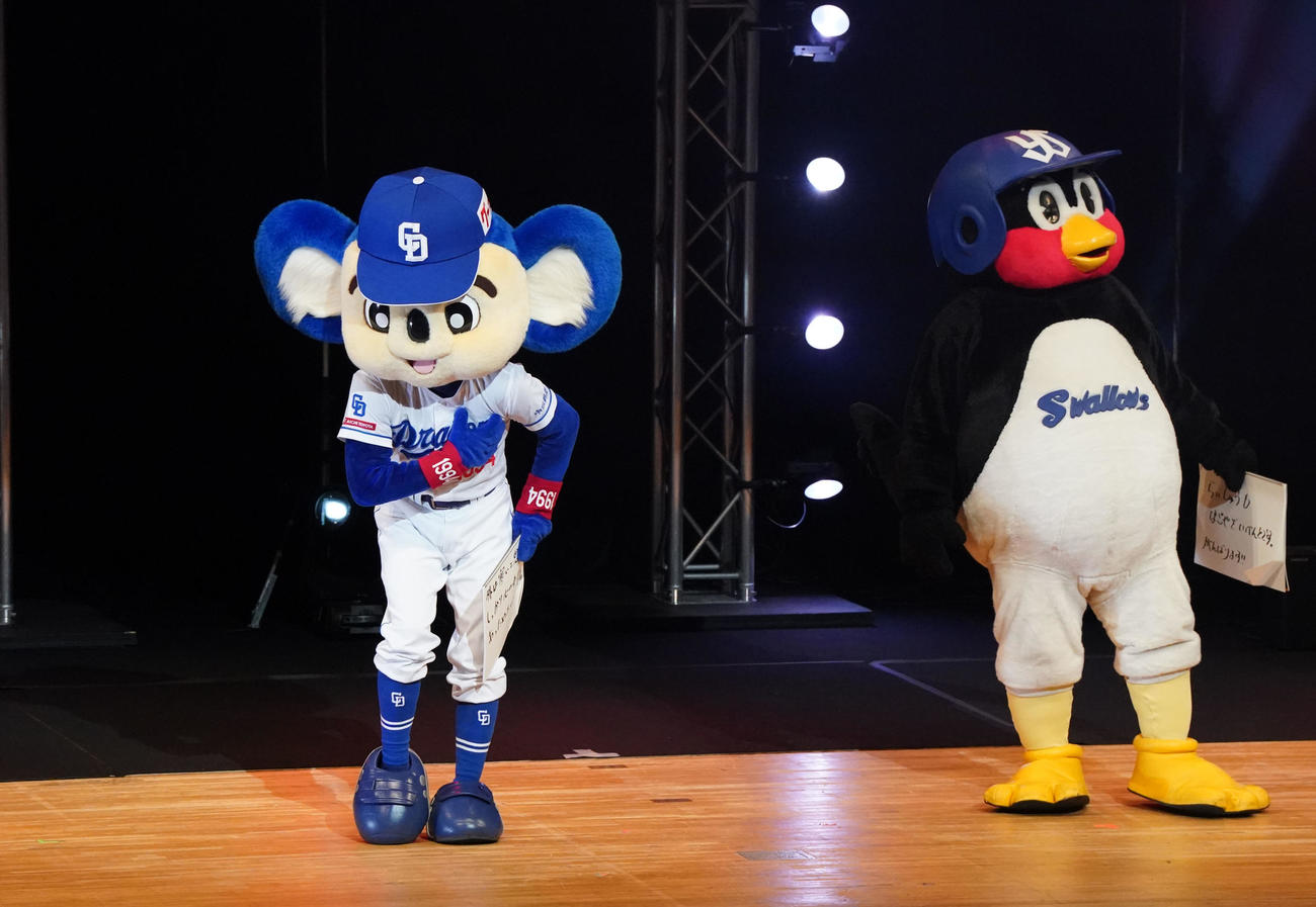 名古屋公演であいさつする（左から）ドアラとつば九郎（撮影・森本幸一）