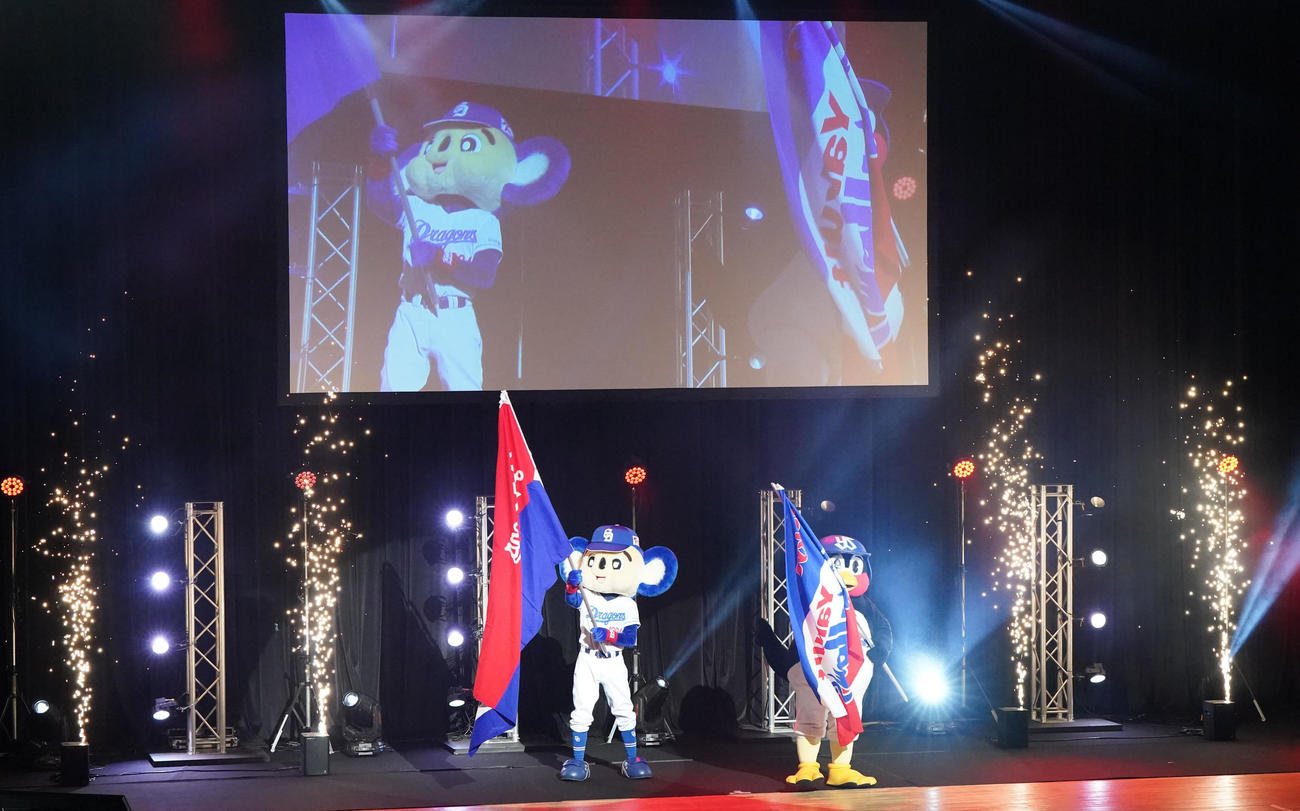 名古屋公演のステージ中央から球団旗を手に登場する（左から）ドアラとつば九郎（撮影・森本幸一）