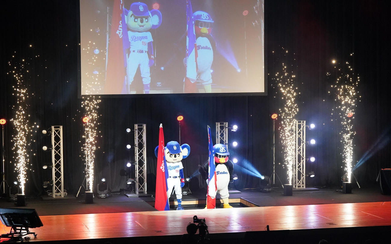 名古屋公演のステージ中央から登場する（左から）ドアラとつば九郎（撮影・森本幸一）