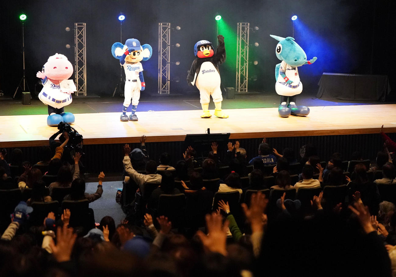 名古屋公演ステージに立つ（左から）パオロン、ドアラ、つば九郎、シャオロン（撮影・森本幸一）