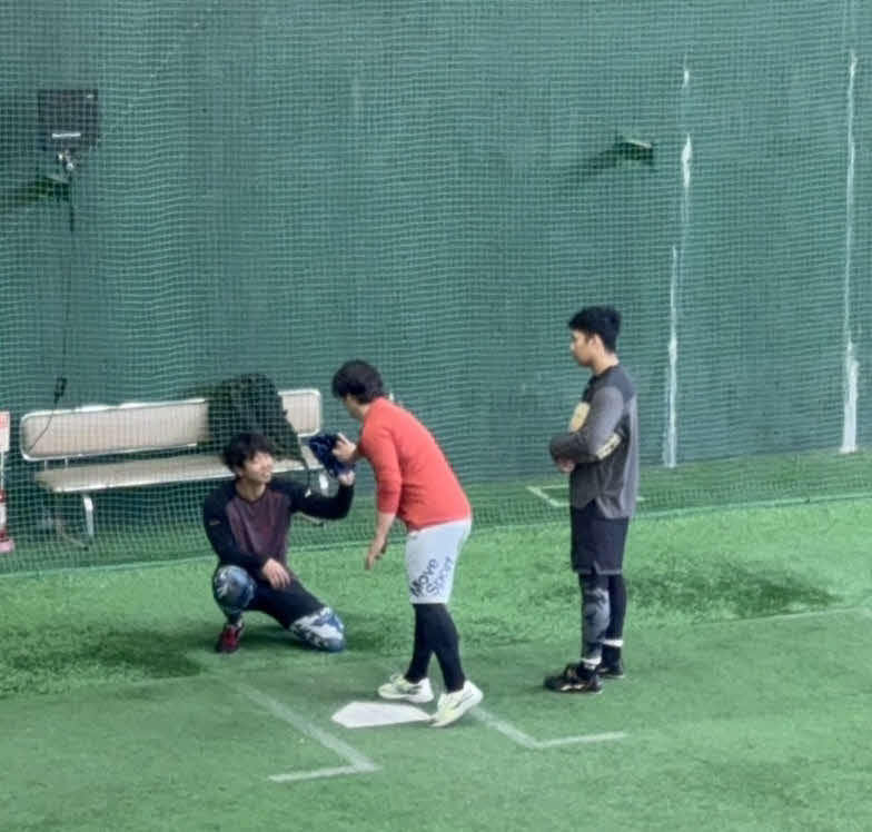 13日、ジャイアンツ球場で自主トレする巨人高梨（真ん中）、畠（左）、吉村