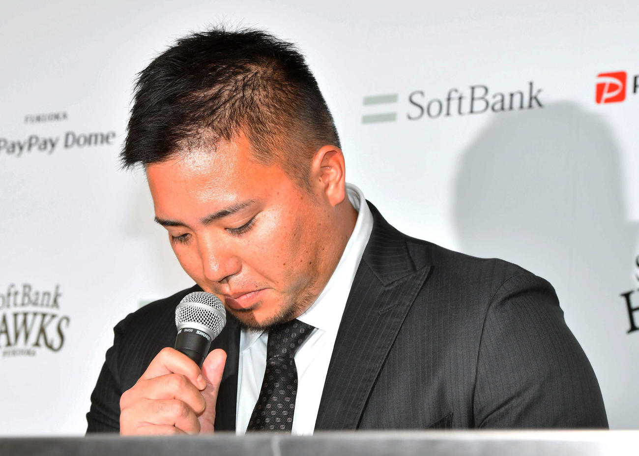 ソフトバンクへの入団会見の冒頭で謝罪する山川（撮影・岩下翔太）