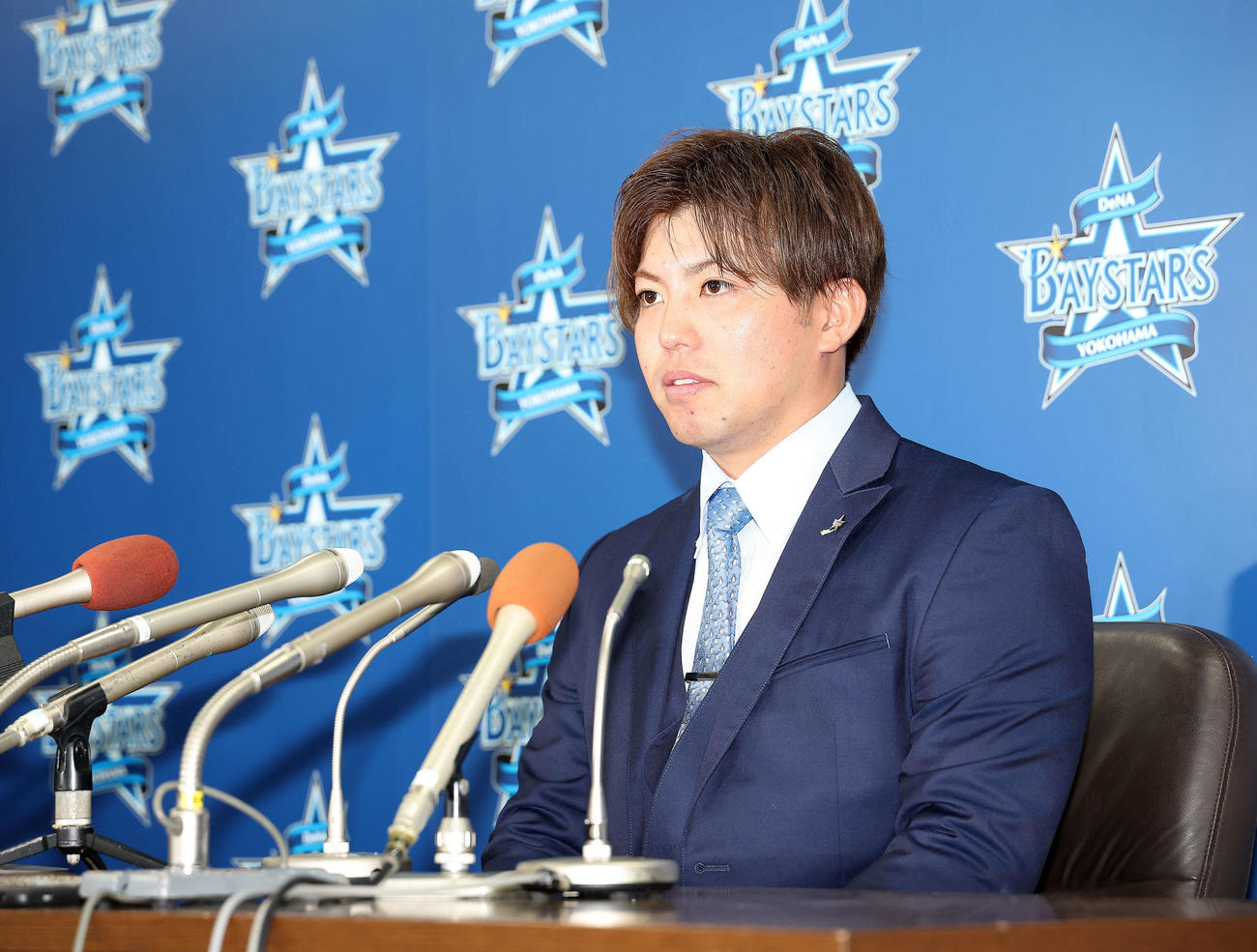 契約更改後、会見に臨むDeNA東（撮影・河田真司）