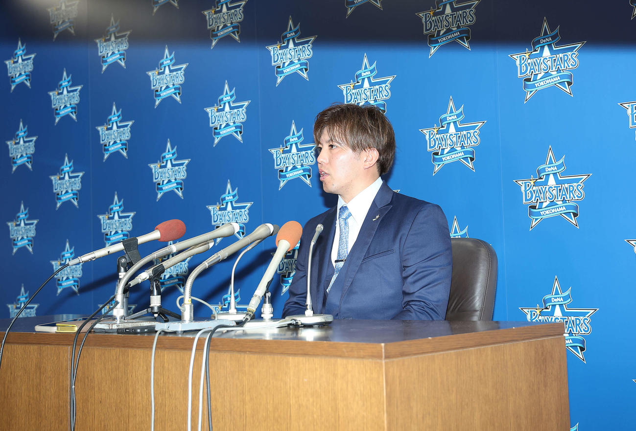 契約更改後、会見に臨むDeNA東（撮影・河田真司）