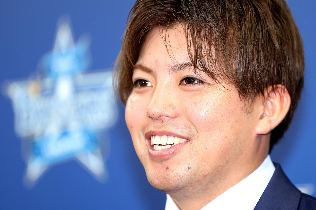 契約更改後、会見で笑顔を見せるDeNA東（撮影・河田真司）