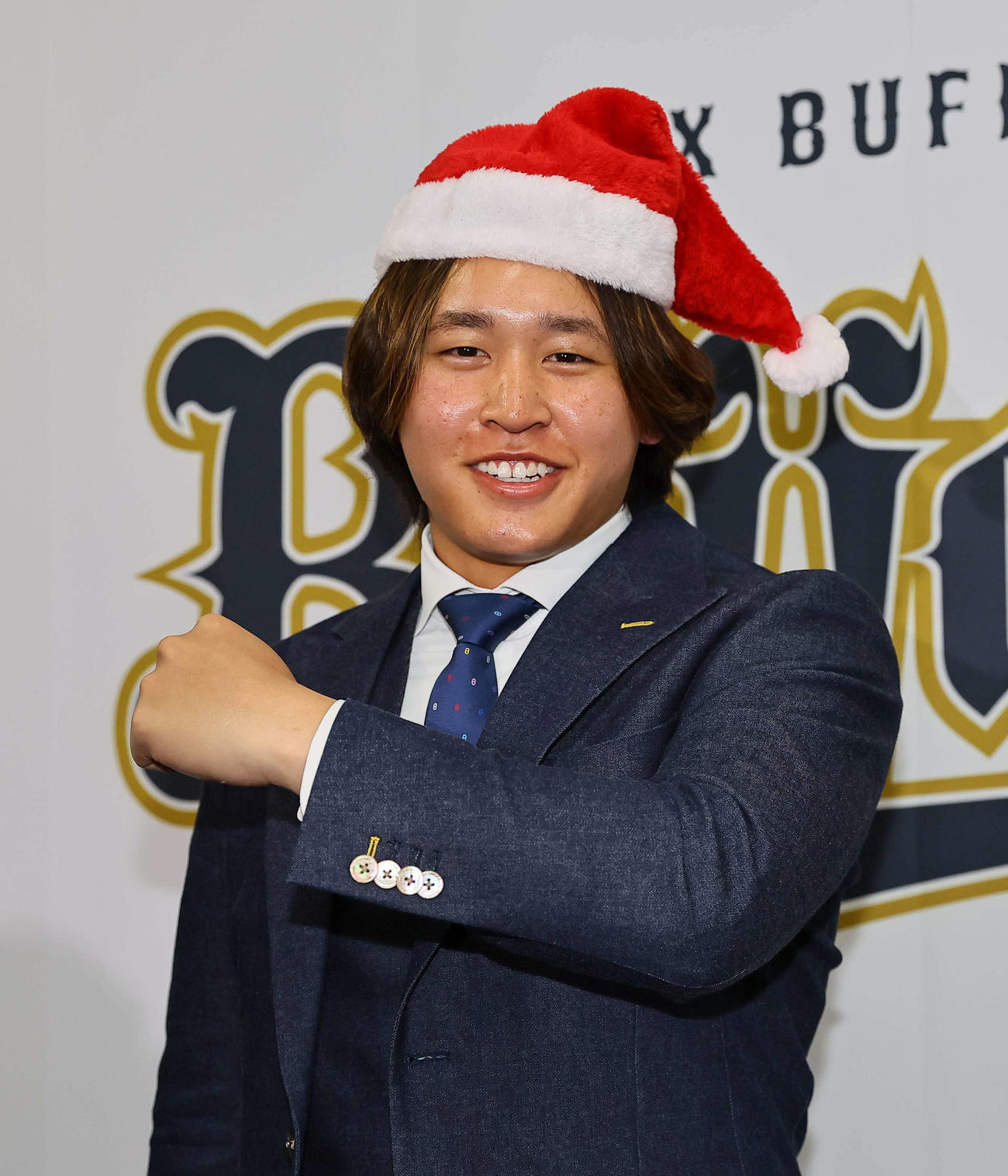 契約更改を終えた宮城はサンタ帽をかぶって笑顔を見せる（撮影・上田博志）