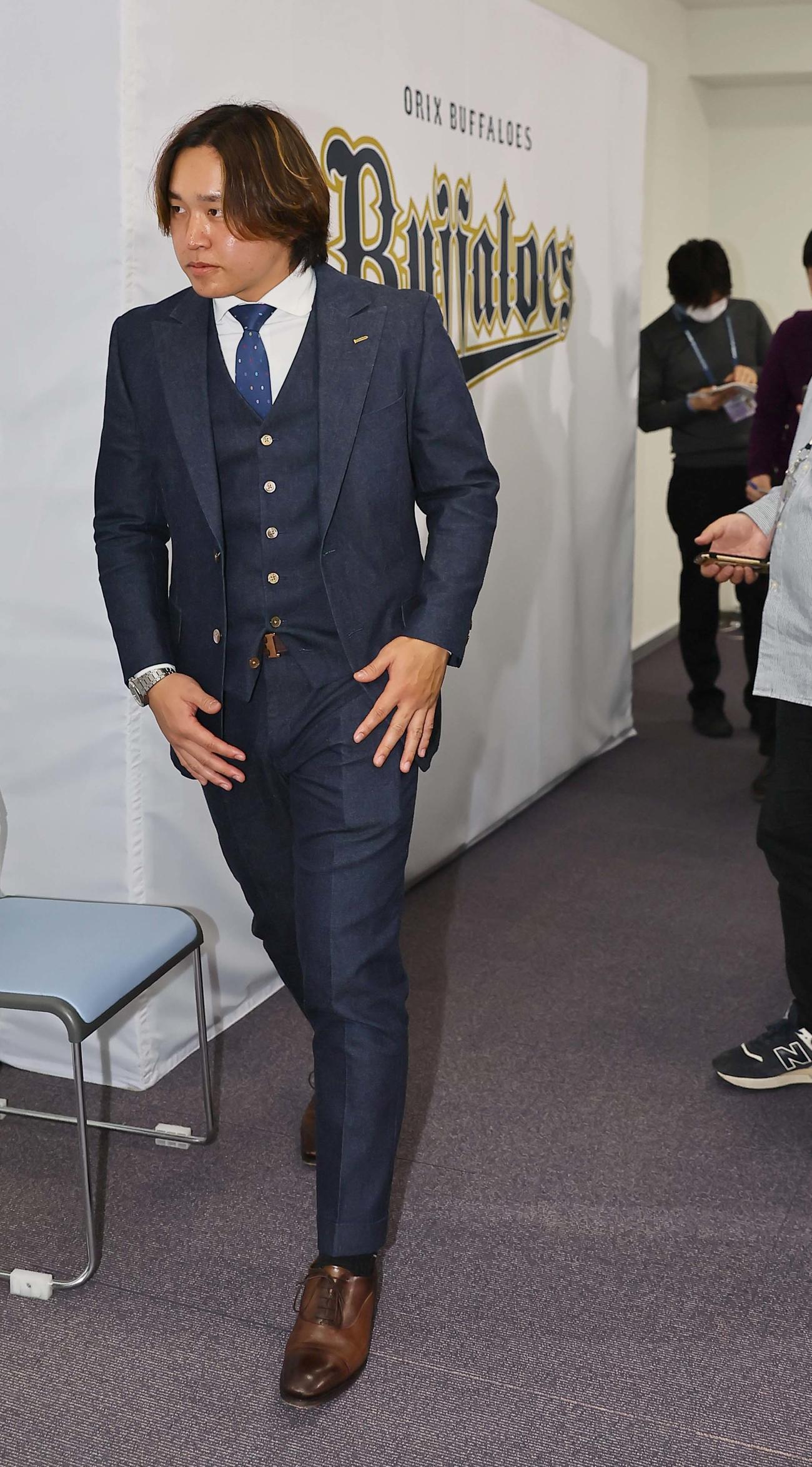 契約更改を終えた宮城は会見場を引き揚げる（撮影・上田博志）