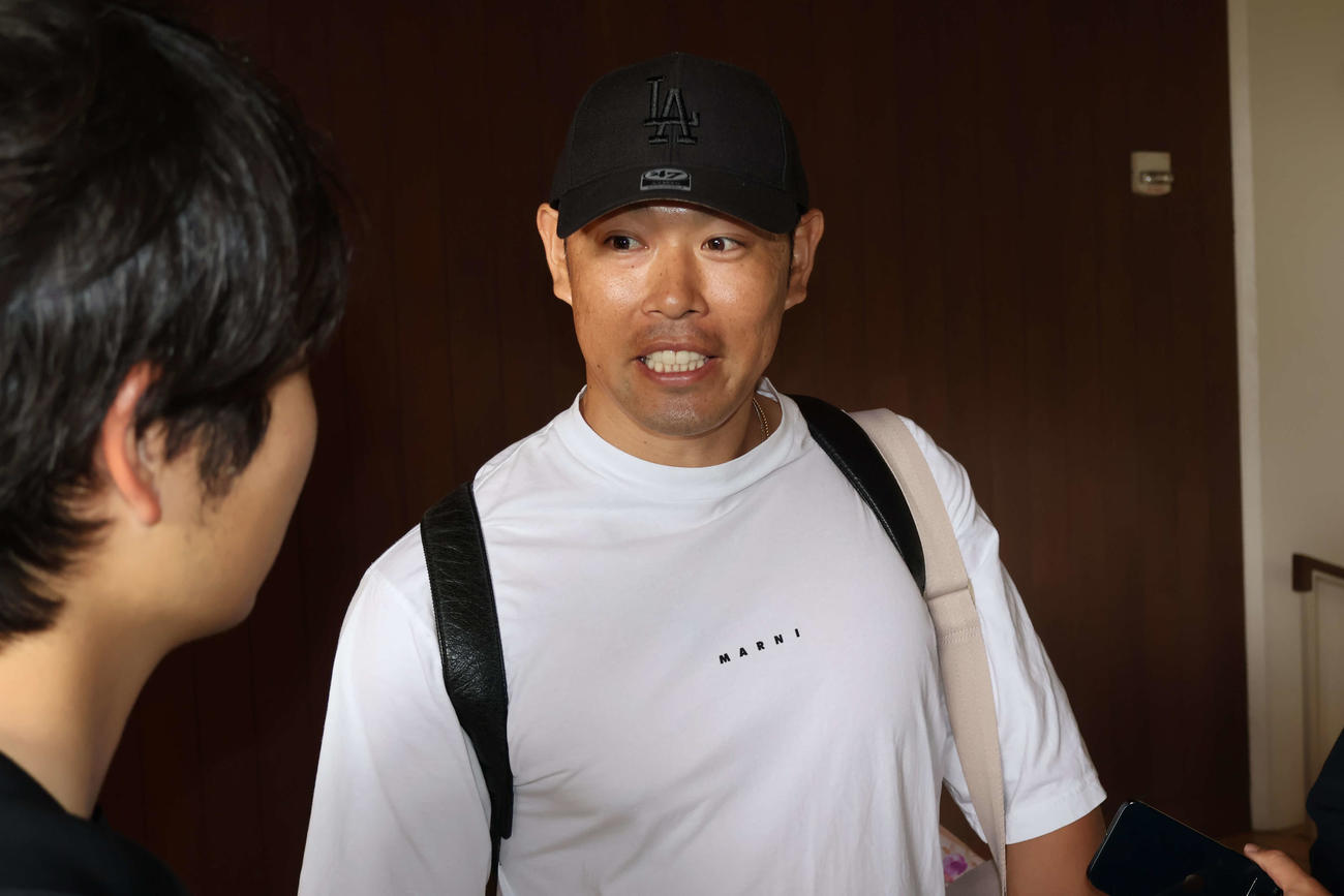 チーム宿舎で取材に応じる阪神原口（撮影・古財稜明）
