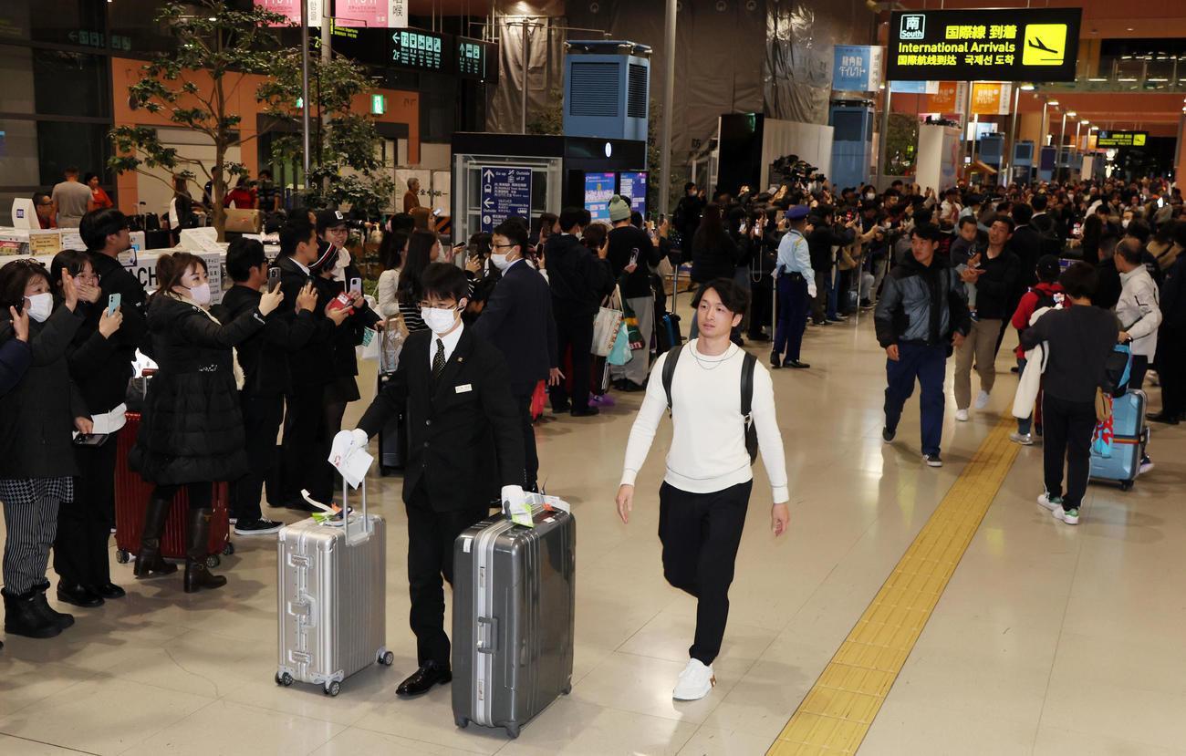 優勝旅行から帰国した近本（撮影・加藤哉）