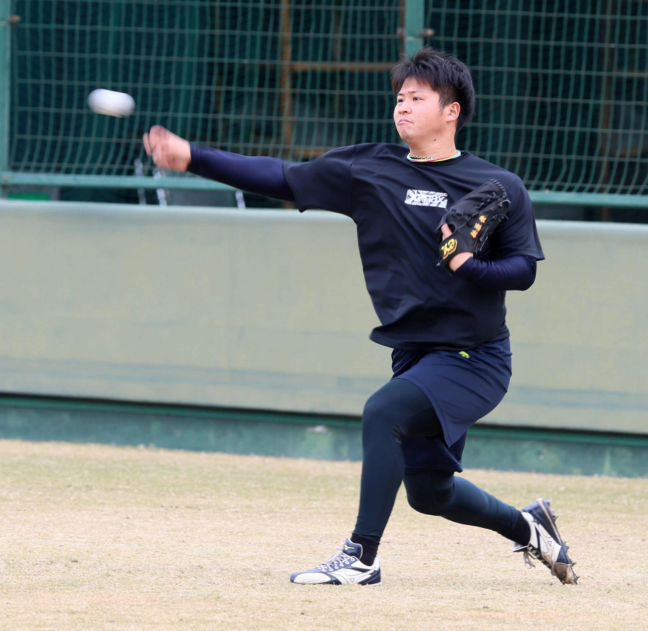 キャッチボールする松原（撮影・加藤哉）