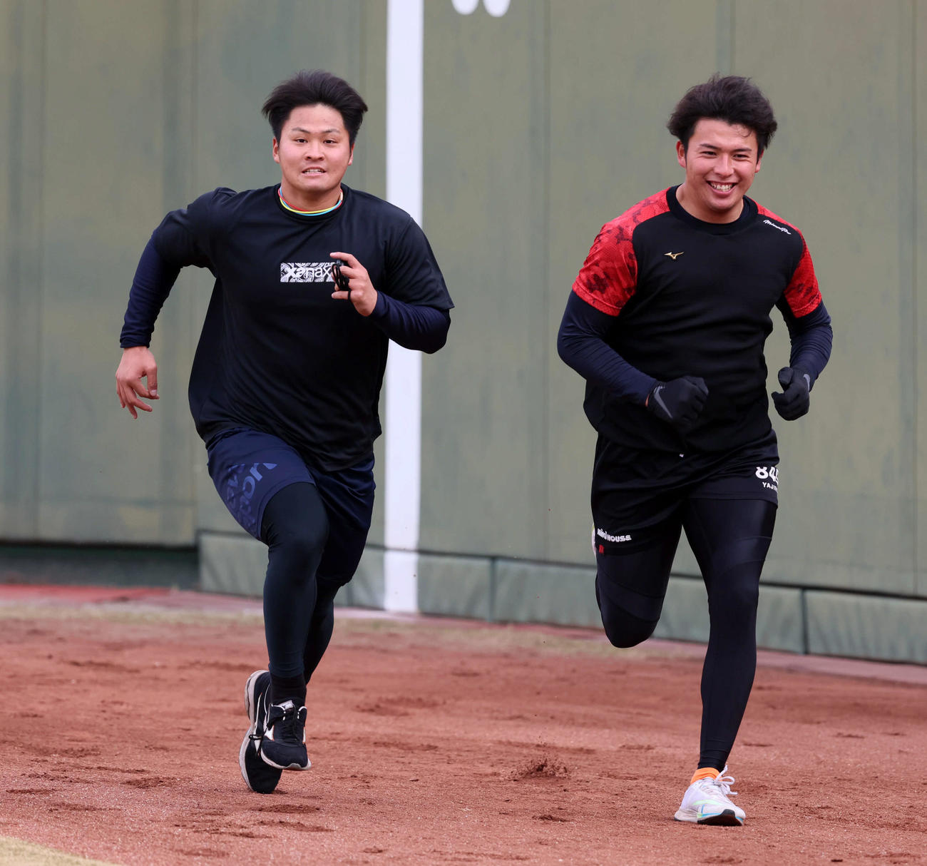 外野で駆け出す阪神松原（左）と椎葉（撮影・加藤哉）
