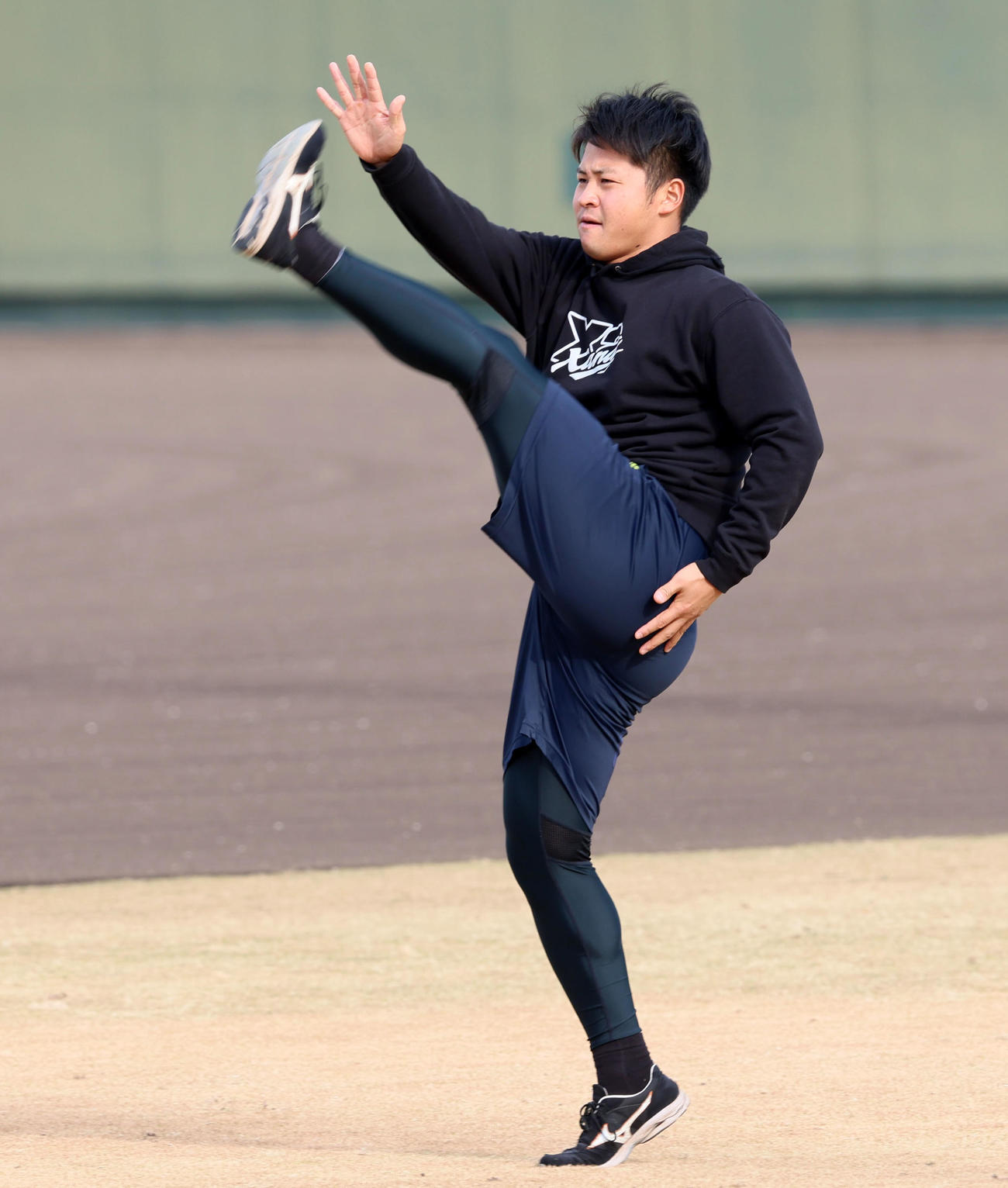 ウオーミングアップする松原（撮影・加藤哉）