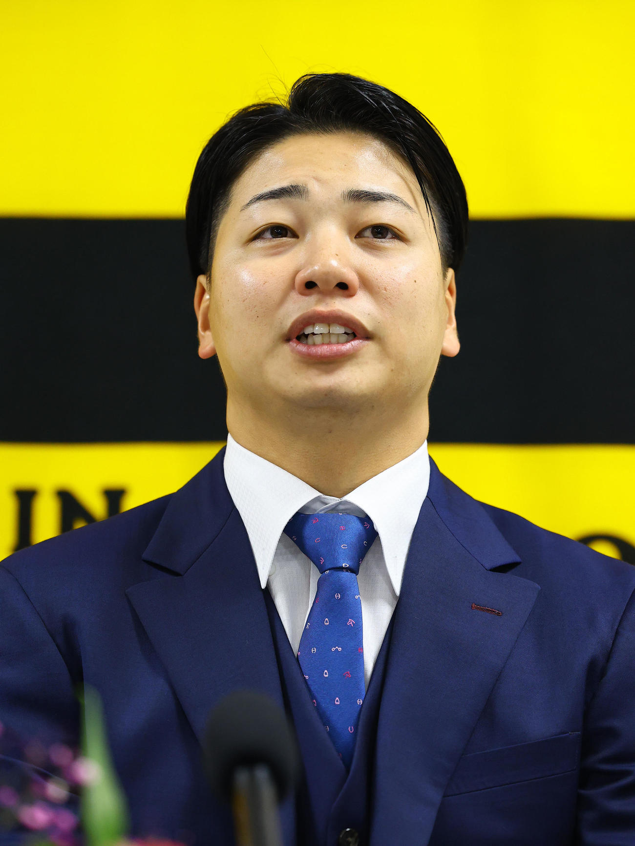 現役ドラフトで阪神に入団し、記者会見する漆原（撮影・藤尾明華）