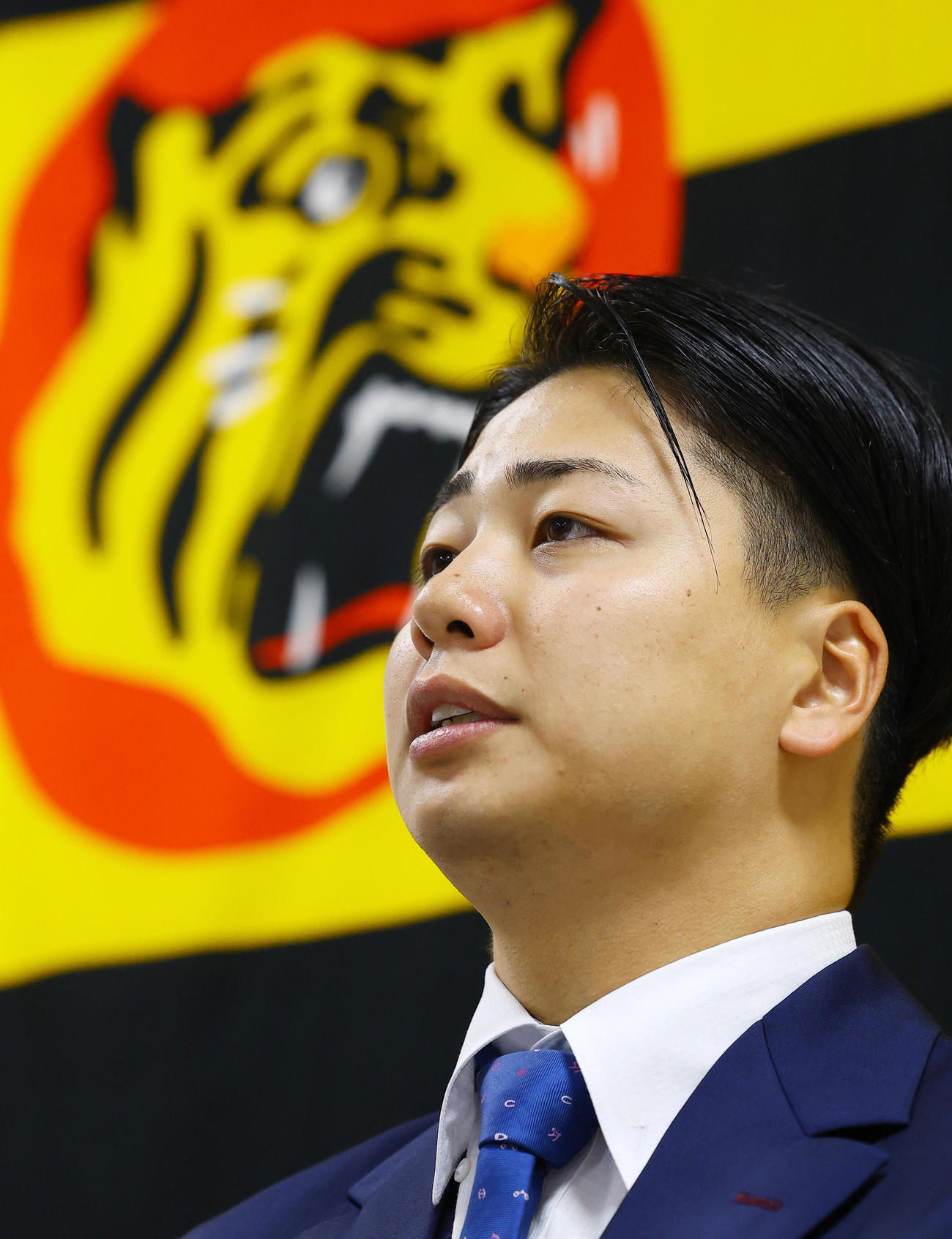 現役ドラフトで阪神に入団し、記者会見する漆原（撮影・藤尾明華）