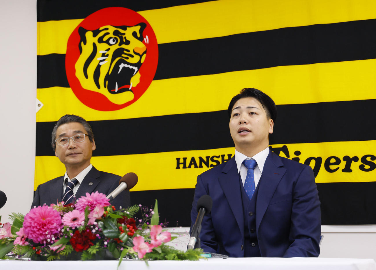 現役ドラフトで阪神に入団し、記者会見する漆原。左は嶌村球団本部長（撮影・藤尾明華）