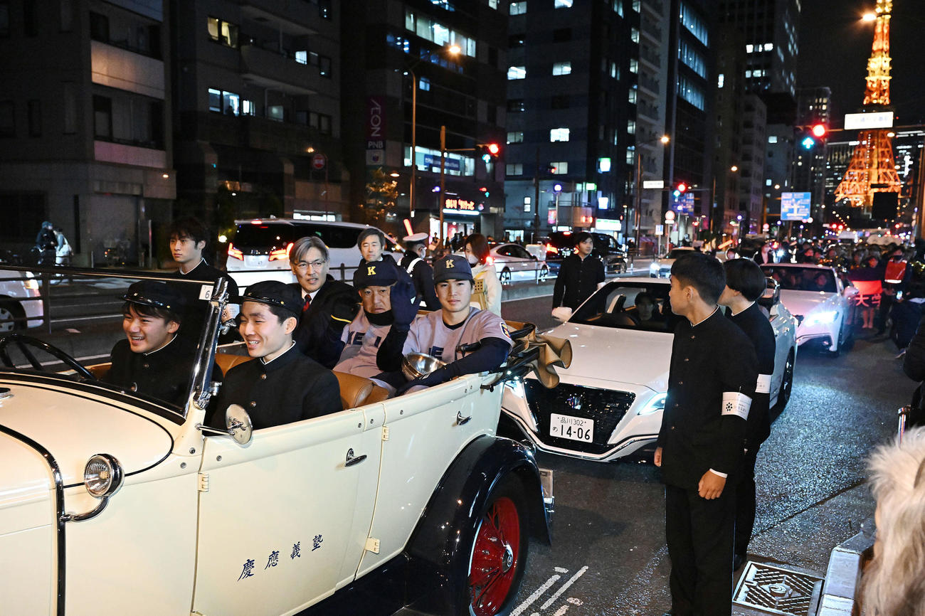 東京タワーを背に、三田キャンパスへパレードをする慶大・広瀬（中央）ら（撮影・滝沢徹郎）