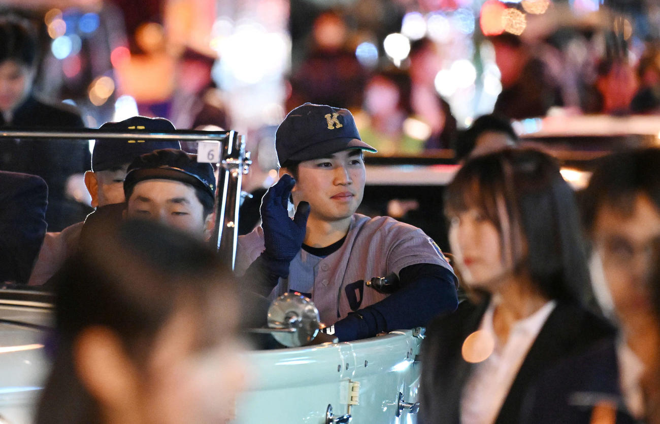 三田キャンパスへパレードをする慶大・広瀬（中央）（撮影・滝沢徹郎）