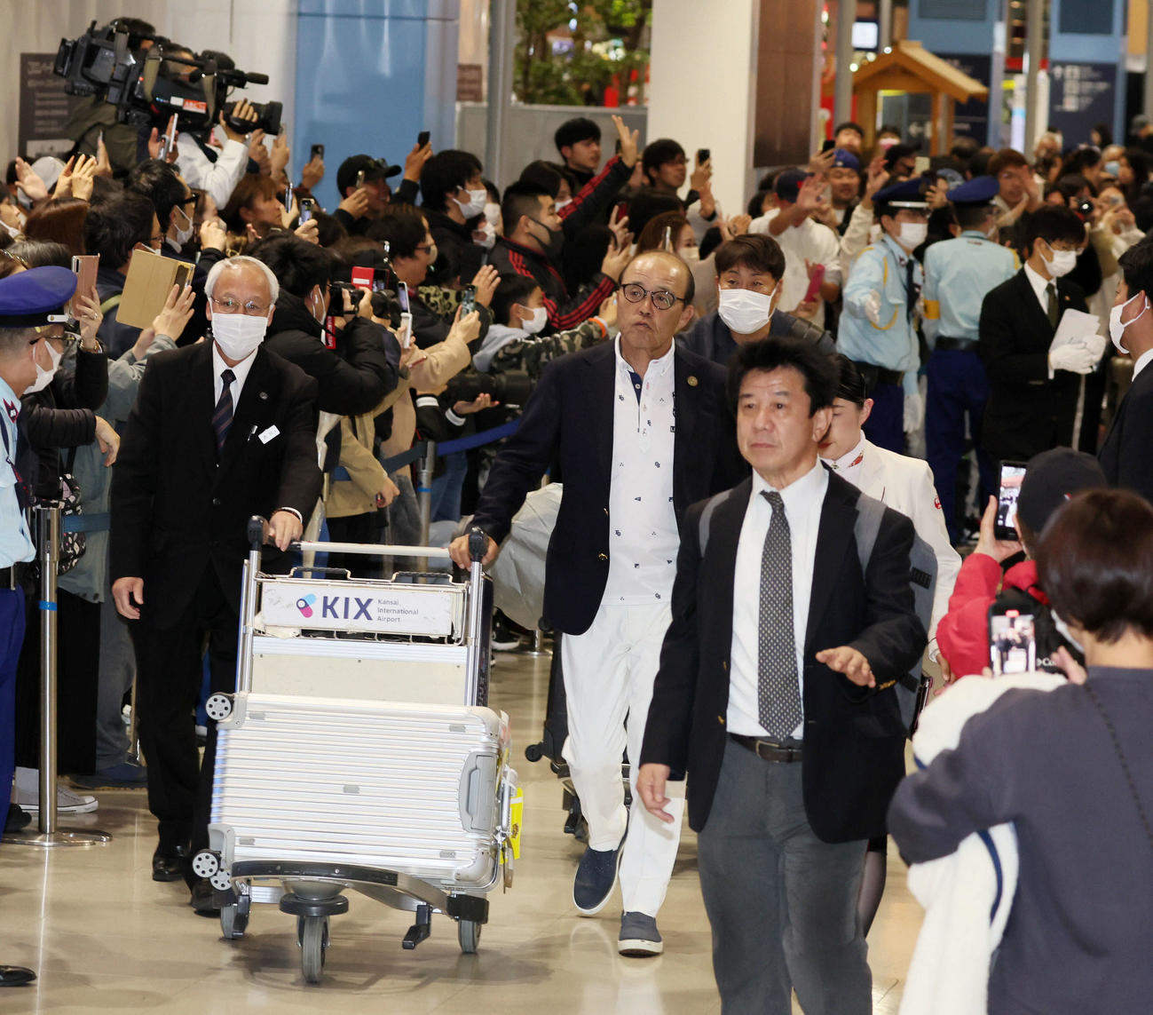 優勝旅行から帰国した岡田監督（撮影・加藤哉）