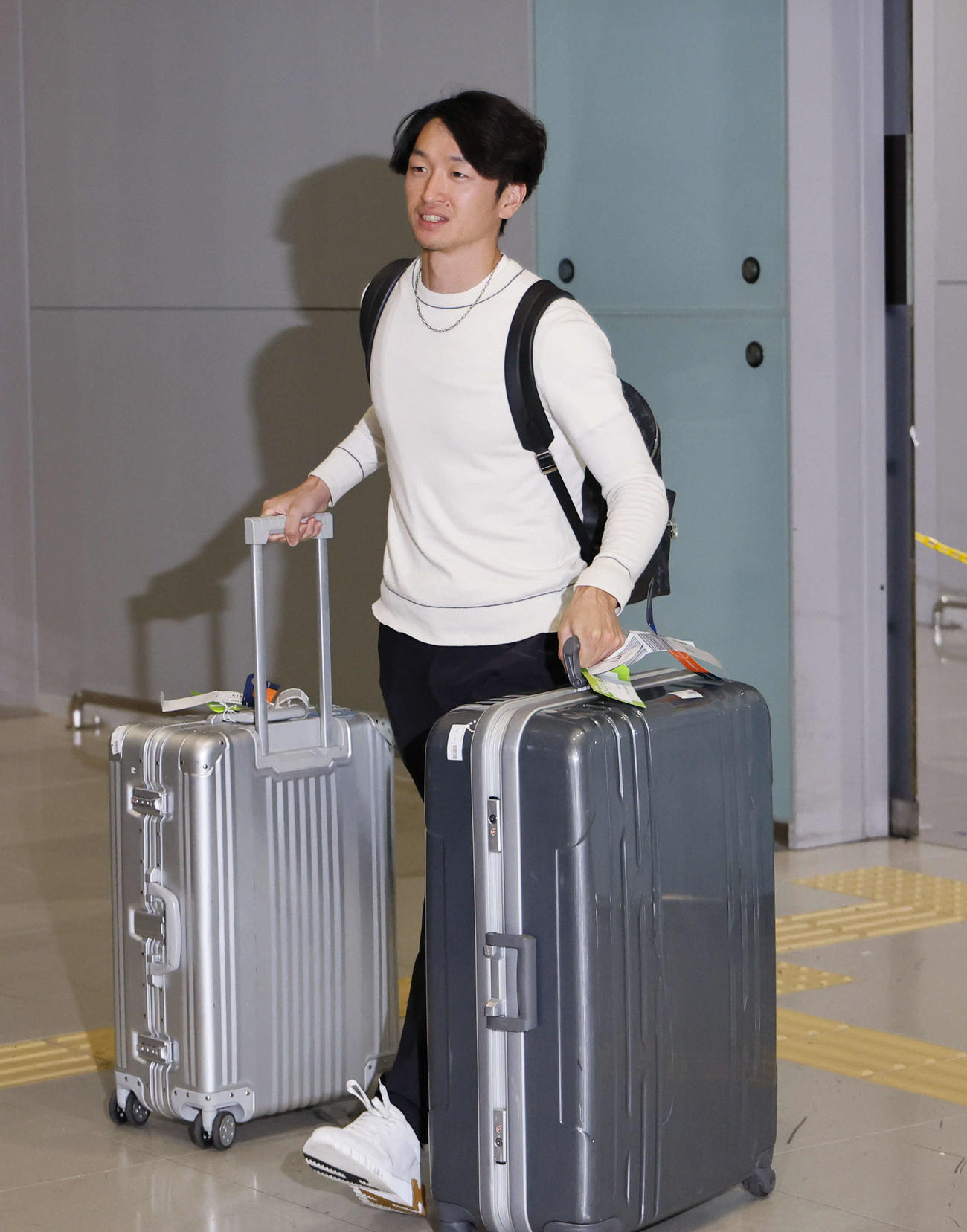 V旅行先のハワイから帰国した近本（撮影・藤尾明華）