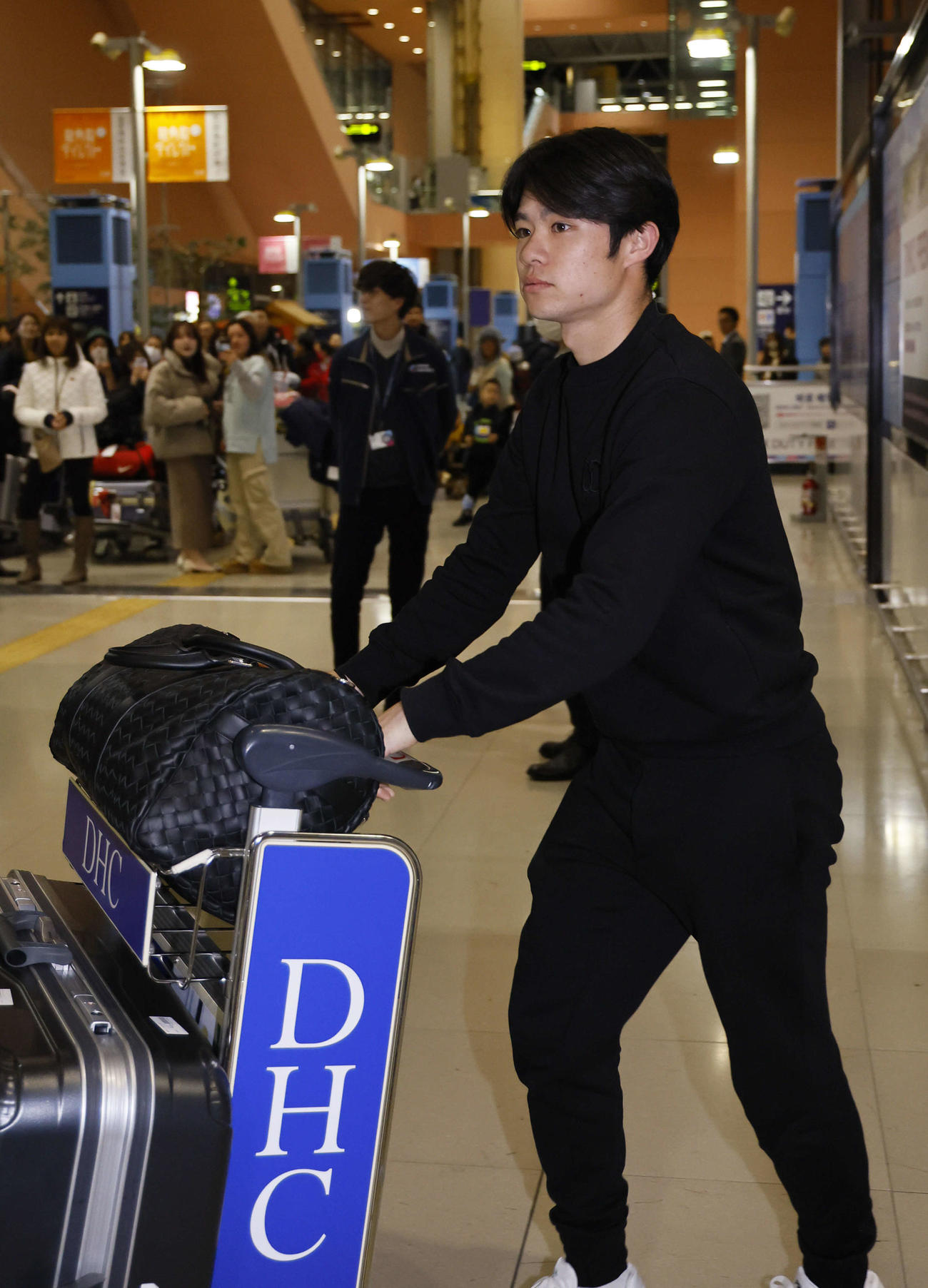 V旅行先のハワイから帰国した中野拓夢（撮影・藤尾明華）