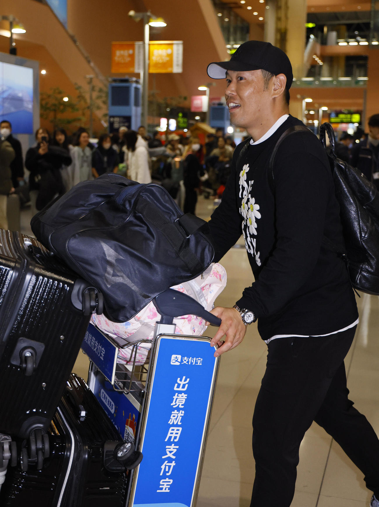 V旅行先のハワイから帰国した原口（撮影・藤尾明華）