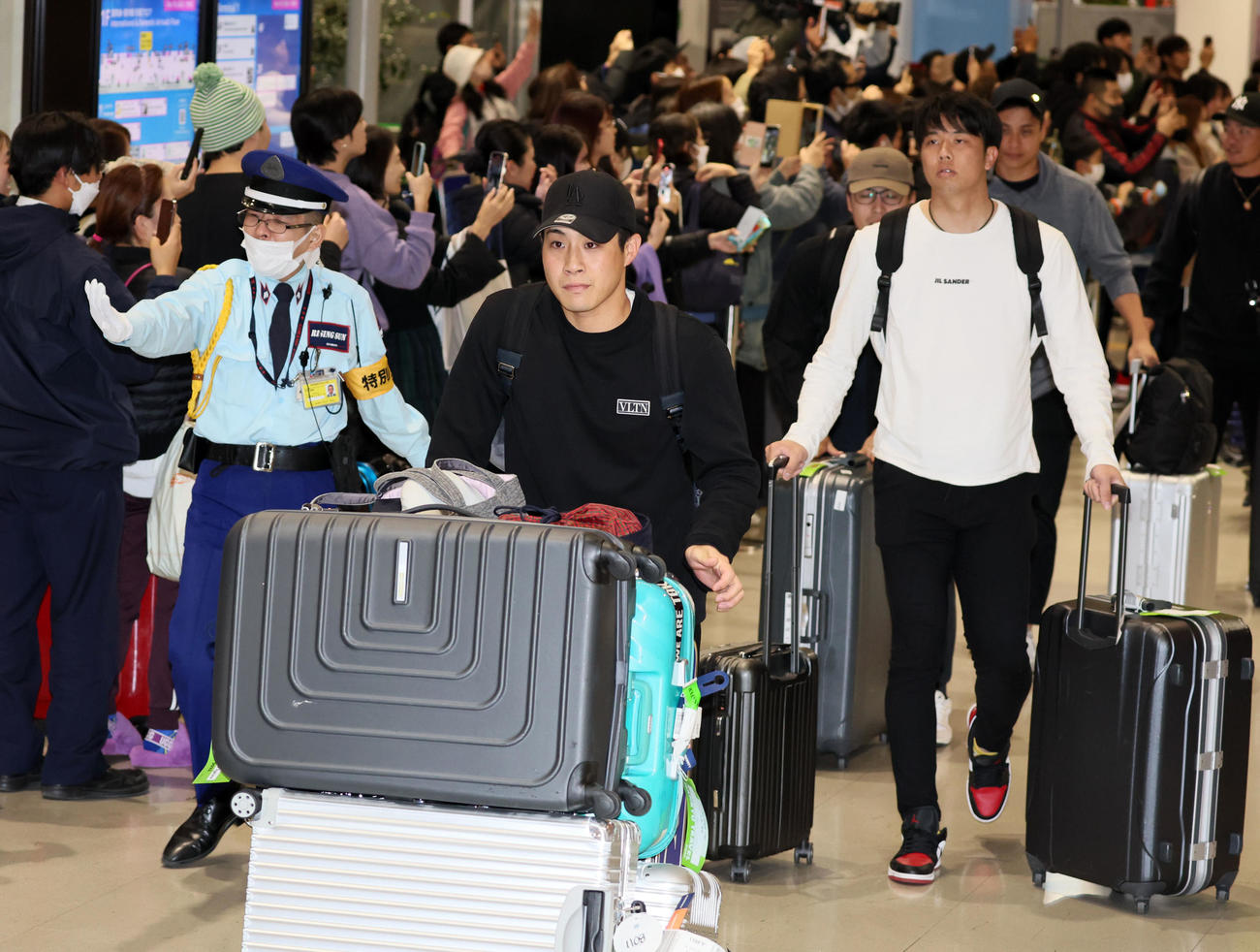 優勝旅行から帰国した木浪。右は才木（撮影・加藤哉）