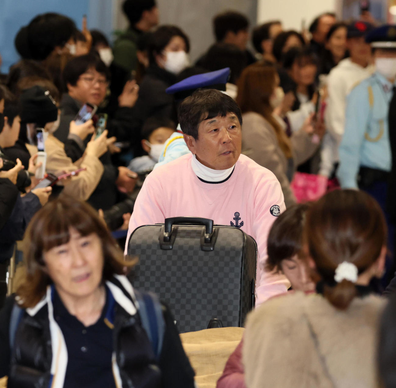 優勝旅行から帰国した平田ヘッドコーチ（撮影・加藤哉）
