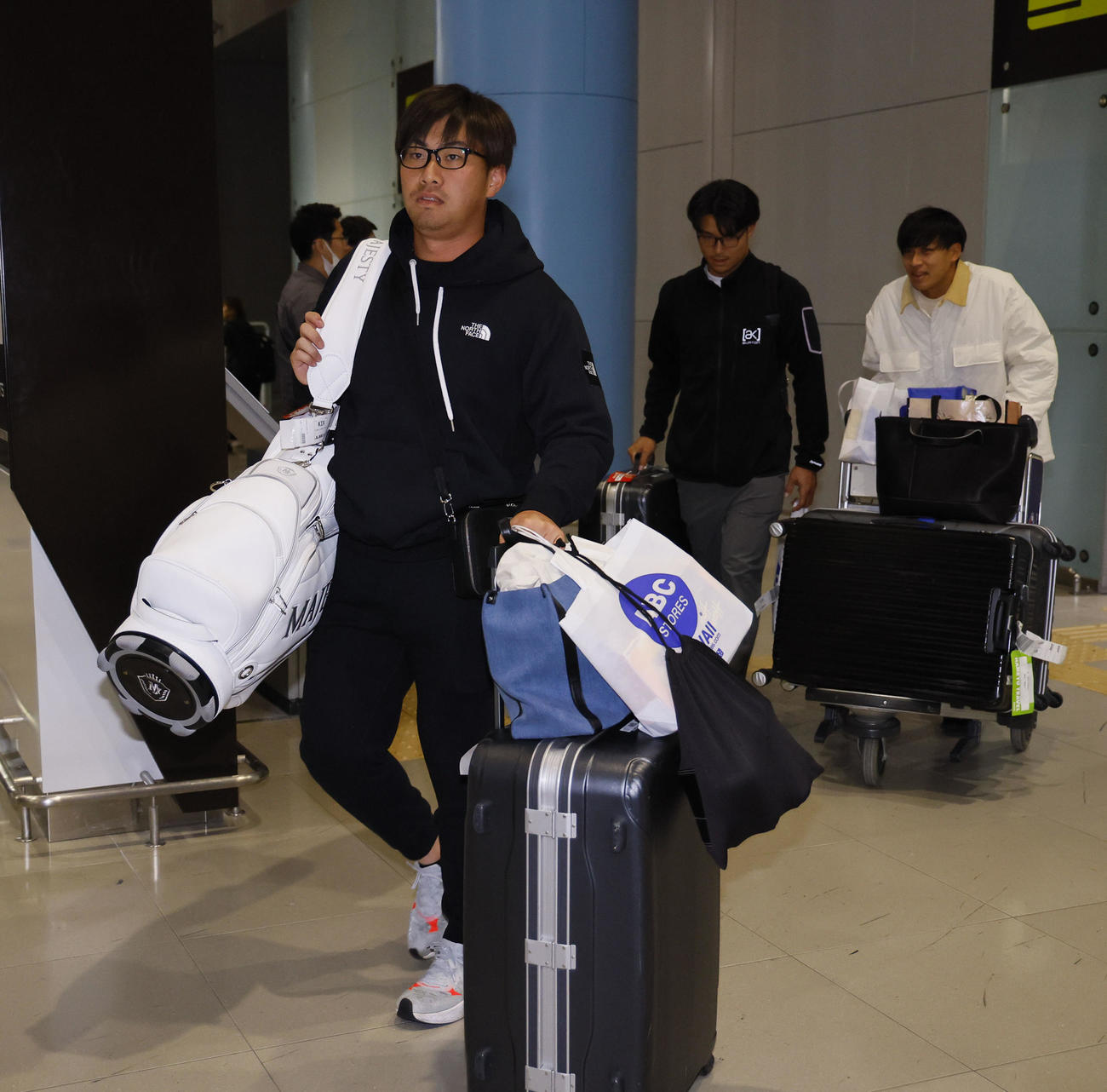 V旅行先のハワイから帰国した桐敷拓馬ら（撮影・藤尾明華）