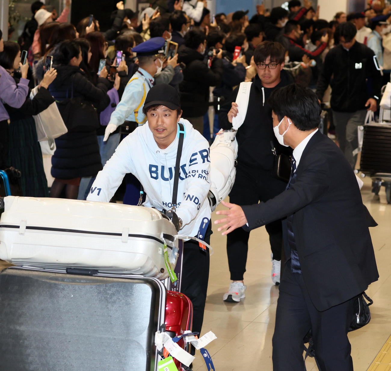 優勝旅行から帰国した島本（撮影・加藤哉）