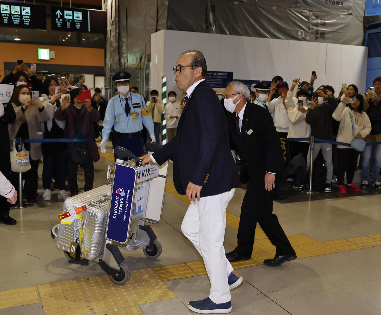 V旅行先のハワイから帰国した岡田監督（撮影・藤尾明華）